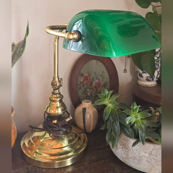 Elegant Green and Gold Banker's Lamp - Picture 1 of 12